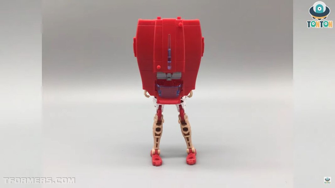 Transformer WFC Earthrise Elita 1 In Hand  (27 of 37)